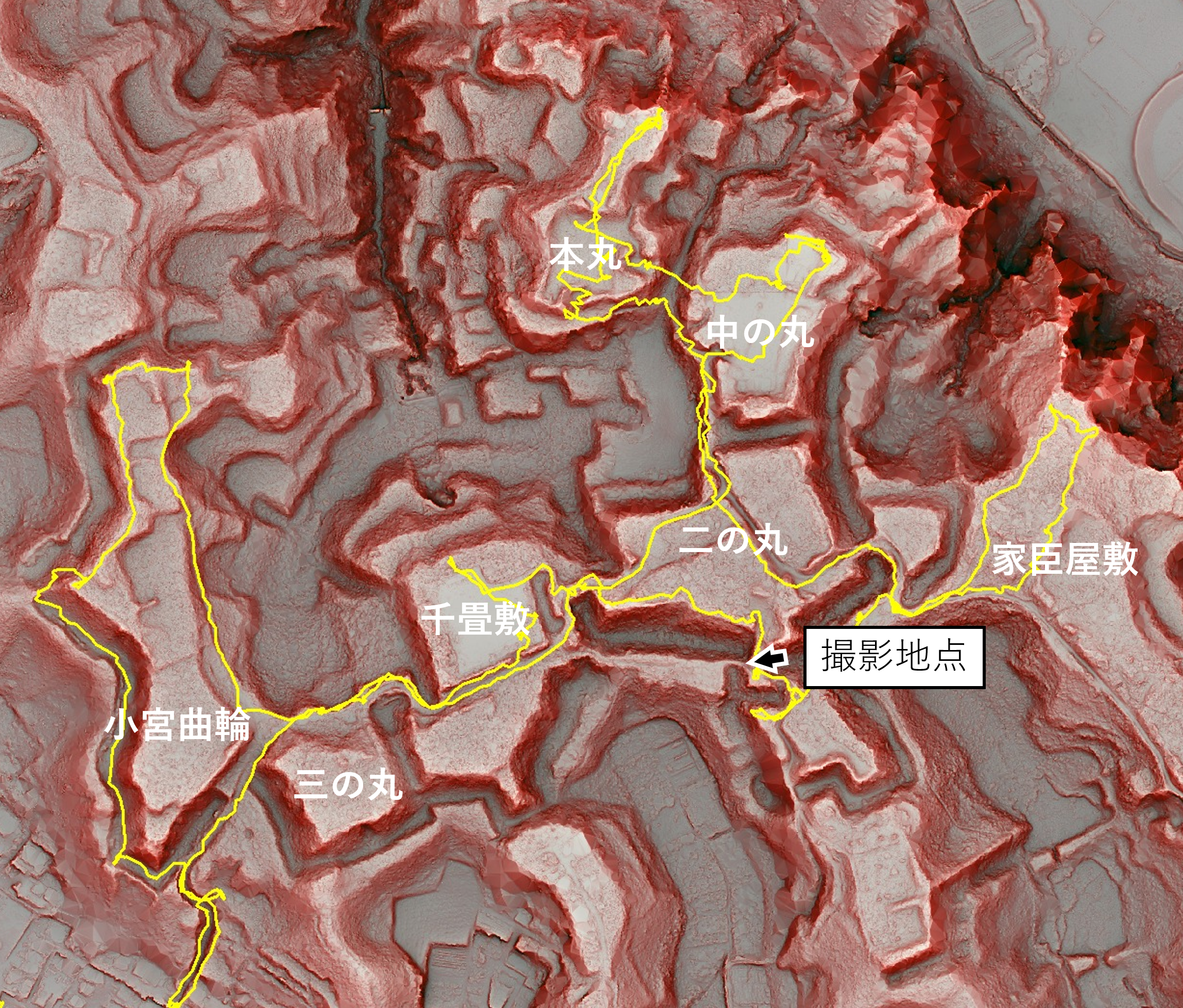 図4 滝山城赤色立体地図 高さ強調1、開度考慮距離100m
東京都の多摩地区25cm赤色立体地図公開画像より※3
「撮影地点」の矢印は、図3の撮影方向を示します。