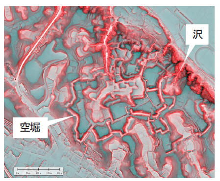 図5 地形反転赤色立体地図による空堀の可視化
高さ強調-1倍、開度考慮距離50m